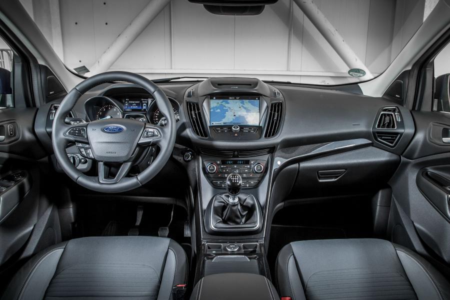 Торпедо Ford Kuga Titanium 2016 года  (фото 7 из 28)
